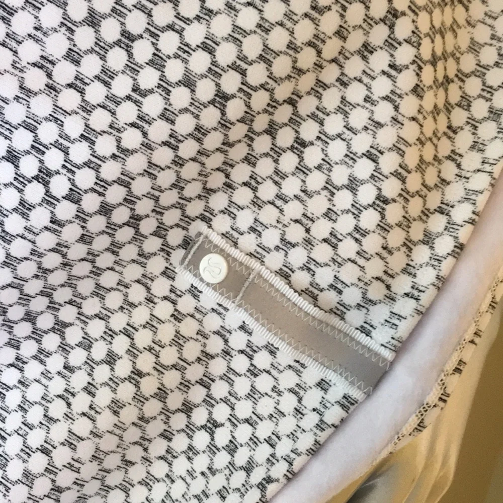 Lululemon Vinyasa Scarf *Fleece Dottie Eyelet White Black / White